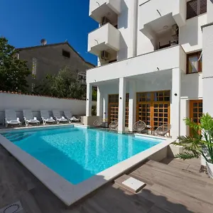https://diana-borik.hotelinzadar.com